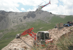 Travaux à l'hélicopteur et une pelle araignée