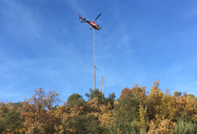 Travaux à l'hélicopteur et une pelle araignée